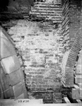 835482 Afbeelding van het oorspronkelijke metselwerk onder de eerste omloop aan de westzijde van de Domtoren (Domplein) ...